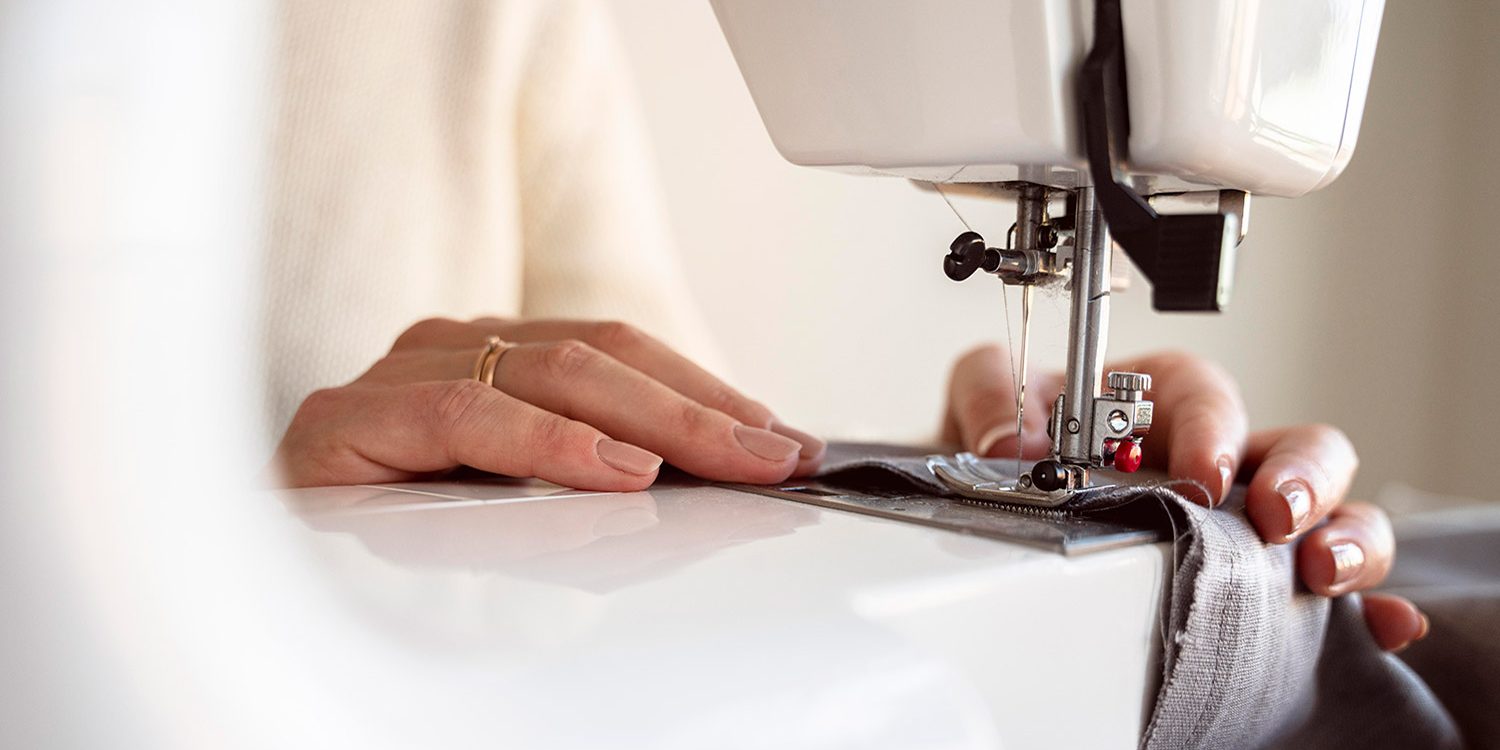 close-up-person-using-sewing-machinek