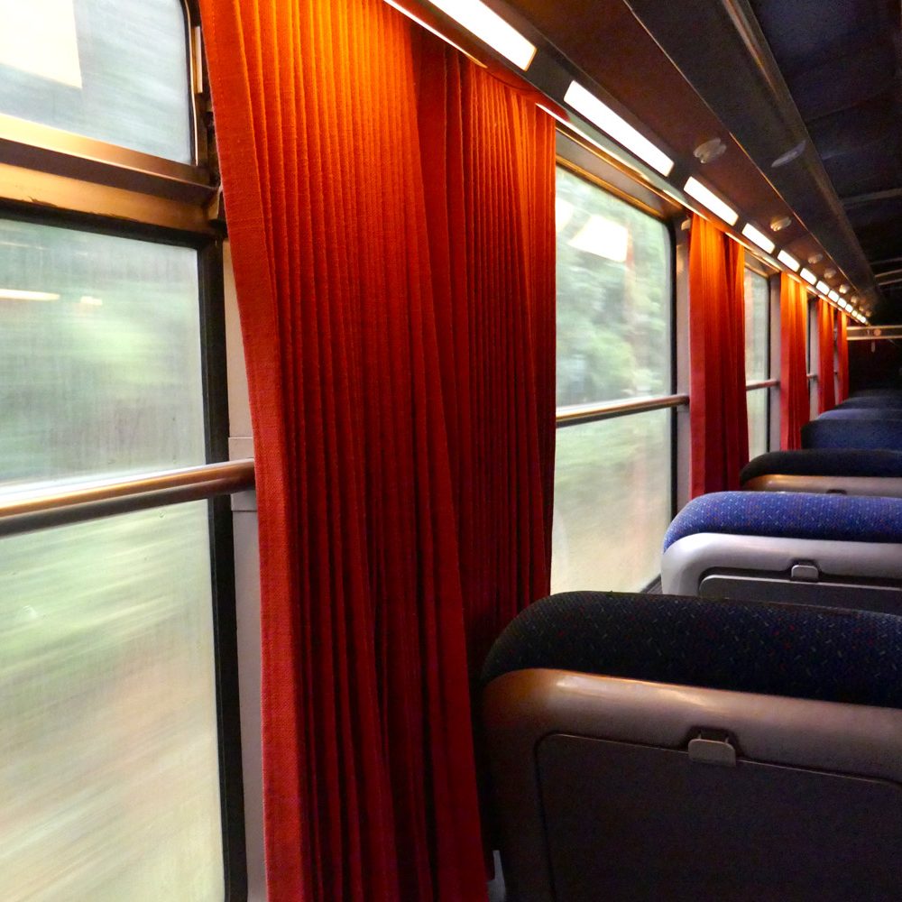 empty-seats-by-window-train_k